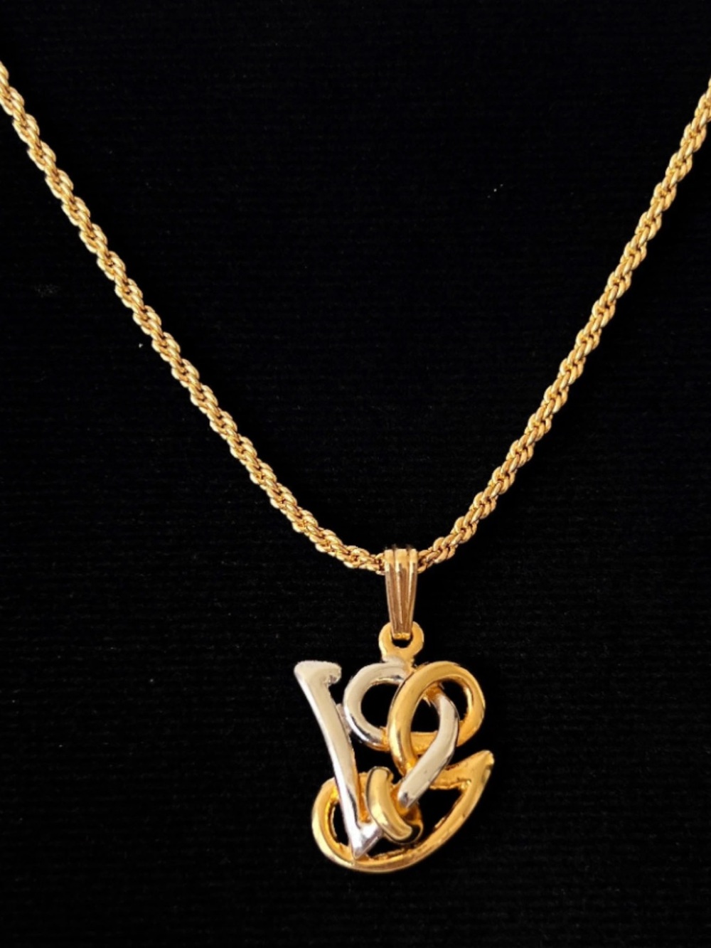 Valentino Garavani "VG" interlocking logo pendant necklace.EUC with COA
